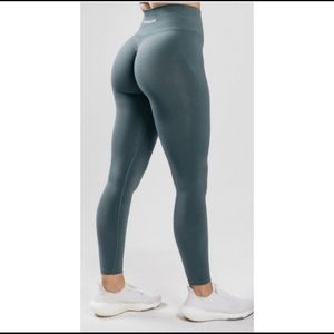Alphalete Amplify Booty Scrunch Leggings in Charcoal - Size Medium